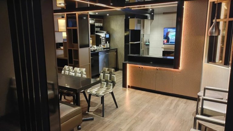 Le Chablis Hotel & Suites Cadillac