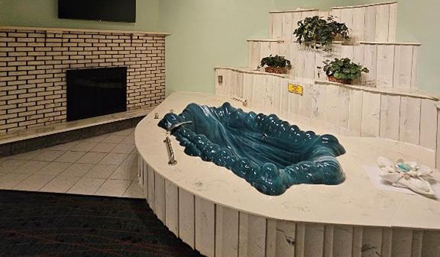Loop Inn Motel 1 - jacuzzi hotel room