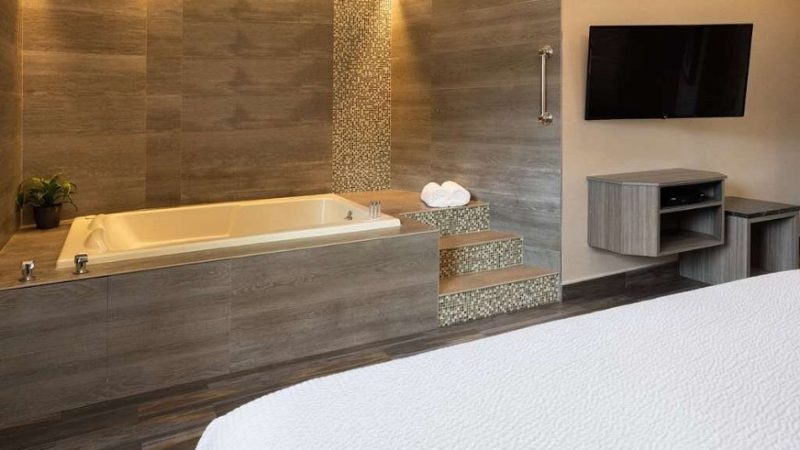 Ramada by Wyndham Bronx333 - jacuzzi hotel room