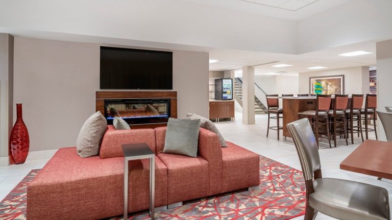 Ramada by Wyndham Minneapolis Golden Valley