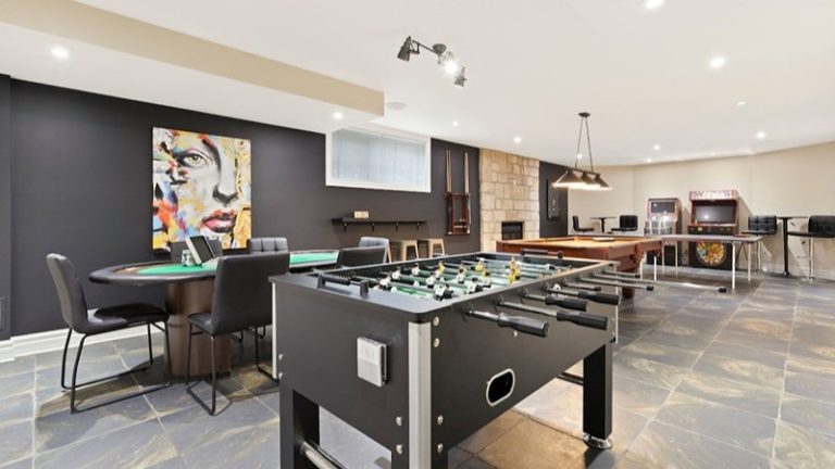 Spacious Waterfront Villa – Hot Tub, Games, Bar & Views