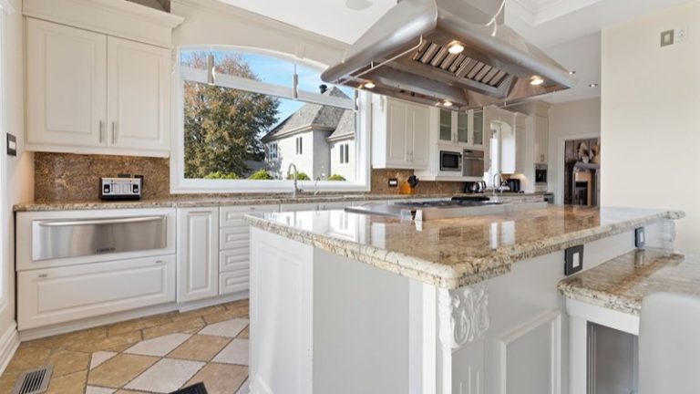 Spacious Waterfront Villa – Hot Tub, Games, Bar & Views