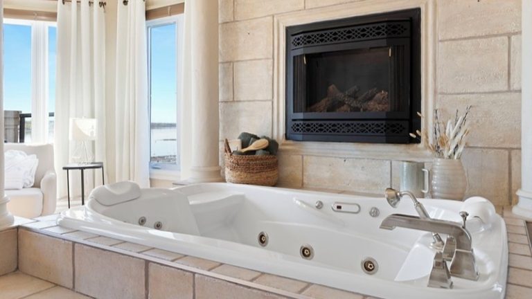 Spacious Waterfront Villa – Hot Tub, Games, Bar & Views