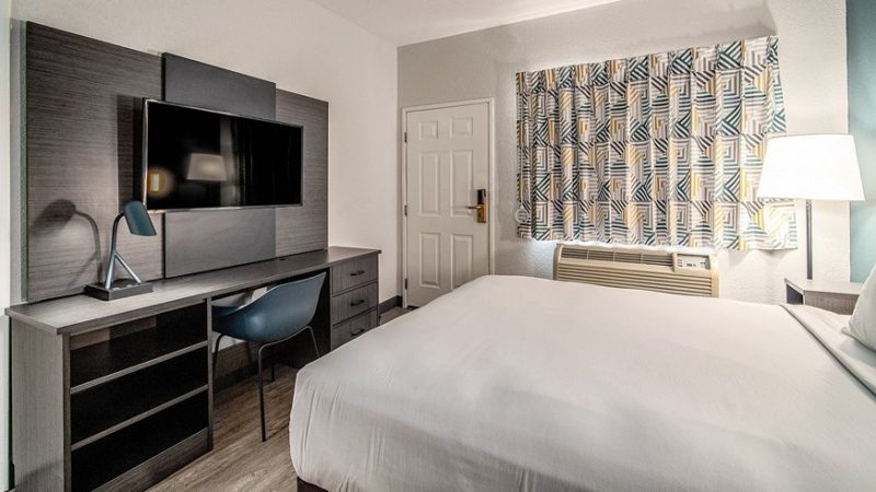 Studio 6 Suites Lawndale, CA – South Bay, room with private jacuzzi, photo 3