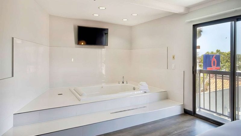 Studio 6 Suites Lawndale, CA – South Bay, room with private jacuzzi, photo 1