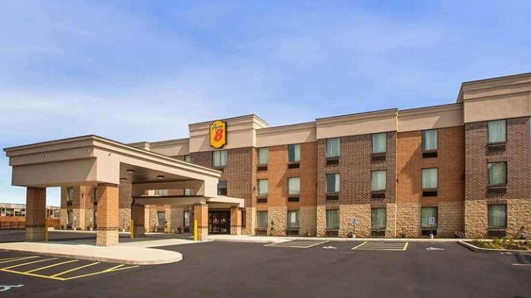 Super 8 by Wyndham St. Louis North