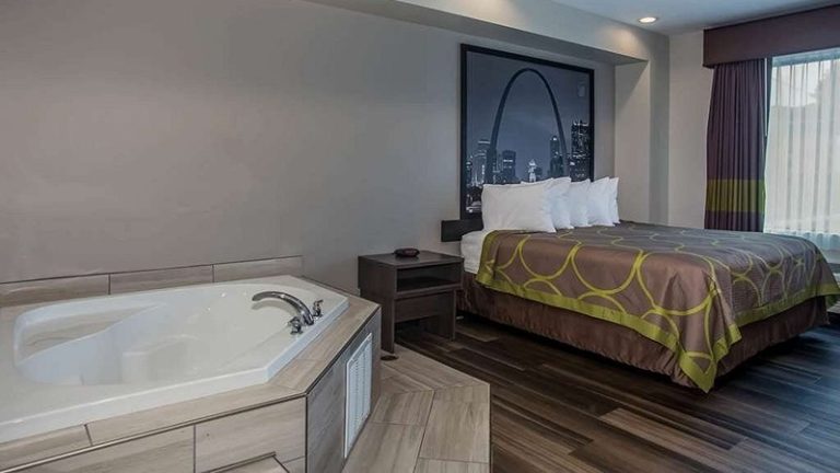 Super 8 by Wyndham St. Louis North