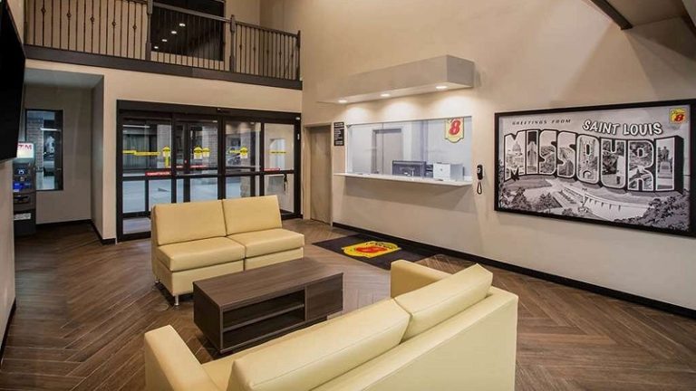 Super 8 by Wyndham St. Louis North