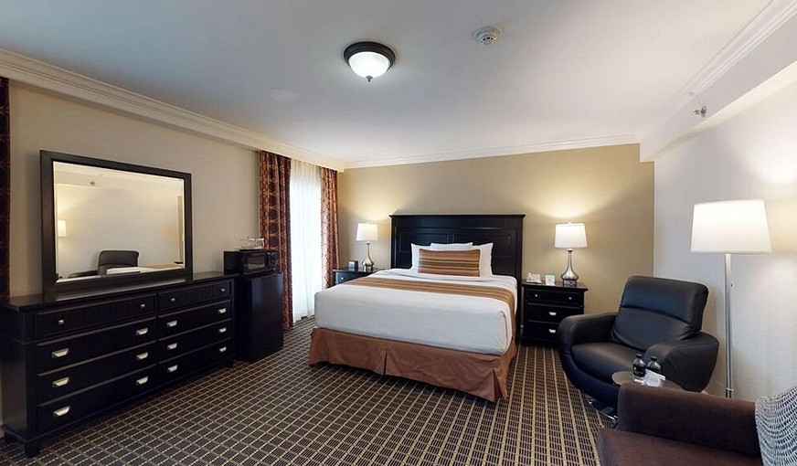 The Wilshire Grand Hotel, room with private jacuzzi, photo 5