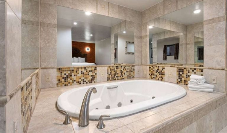Travelodge by Wyndham Manhasset