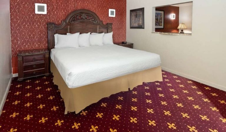 Travelodge by Wyndham Manhasset