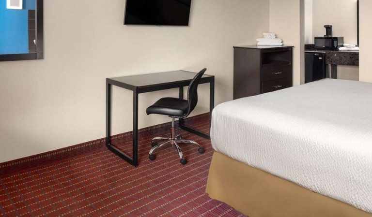 Travelodge by Wyndham Manhasset