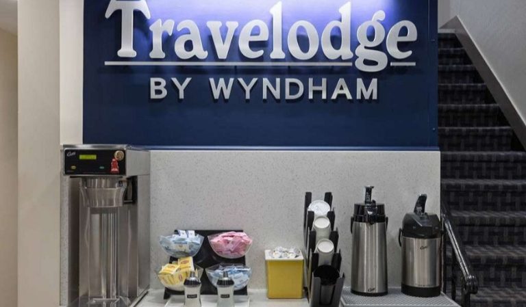Travelodge by Wyndham Manhasset