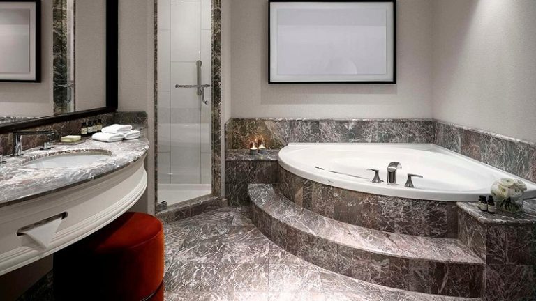 Vogue Hotel Montreal Downtown, Curio Collection by Hilton