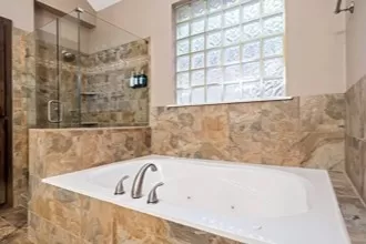Addison 1 - jacuzzi hotel room