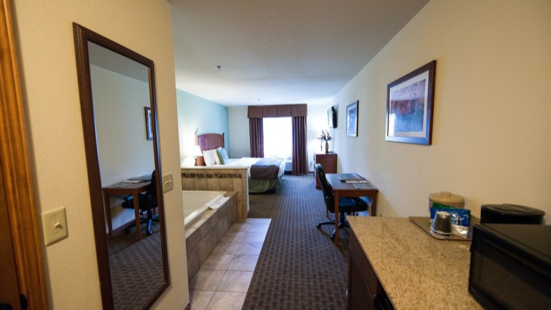 Brookstone Lodge, room with private jacuzzi, photo 5