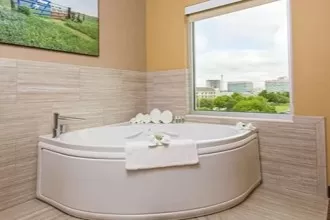 Garland 1 - jacuzzi hotel room