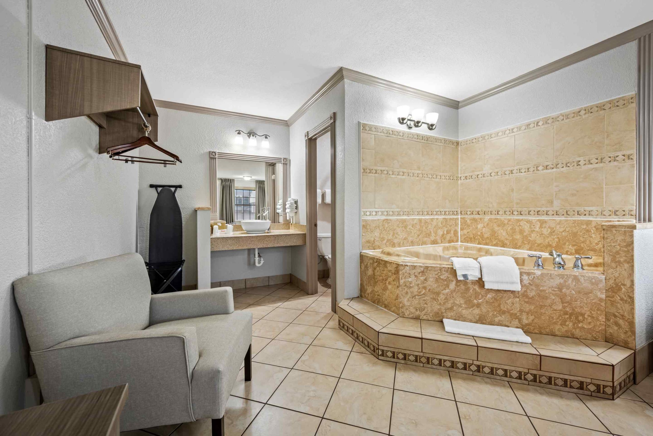 RRI1333 NS Deluxe 1King Jetted T 1 scaled - jacuzzi hotel room