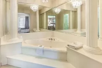 Tyler 1 - jacuzzi hotel room