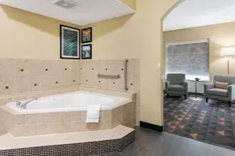 Waco 1 - jacuzzi hotel room