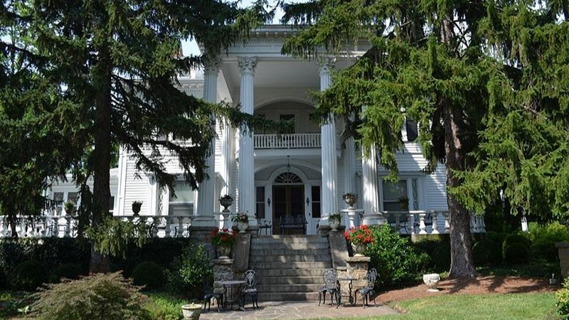 Albemarle Inn, room with private jacuzzi, photo 6