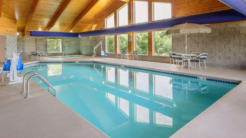 AmericInn by Wyndham Republic, room with private jacuzzi, photo 7