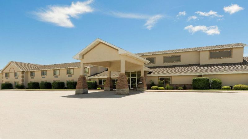 AmericInn by Wyndham Republic, room with private jacuzzi, photo 8