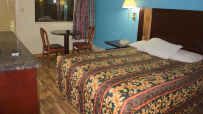 American Inn & Suites