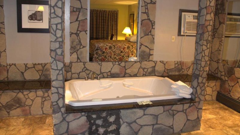 American Inn & Suites