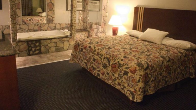 American Inn & Suites