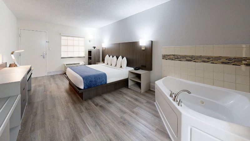 Avanti International Resort 5 - jacuzzi hotel room