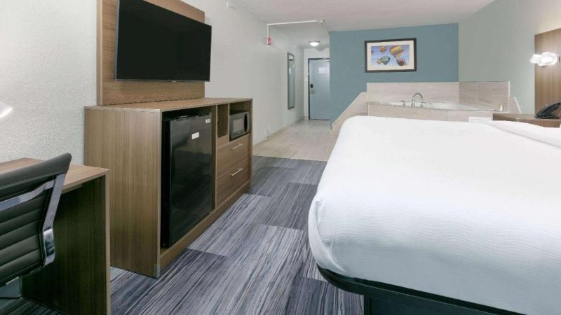 Baymont By Wyndham East Ridge/chattanooga, room with private jacuzzi, photo 2