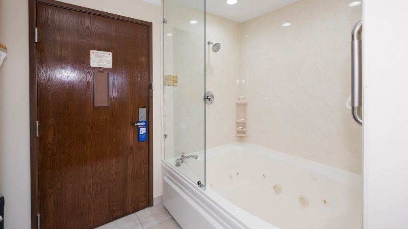 Baymont by Wyndham Chicago/Alsip, room with private jacuzzi, photo 2