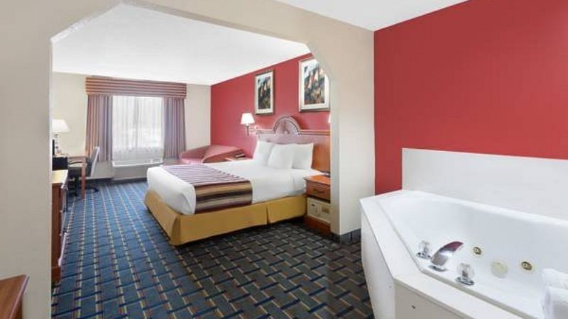 Baymont by Wyndham Pooler/Savannah, room with private jacuzzi, photo 2