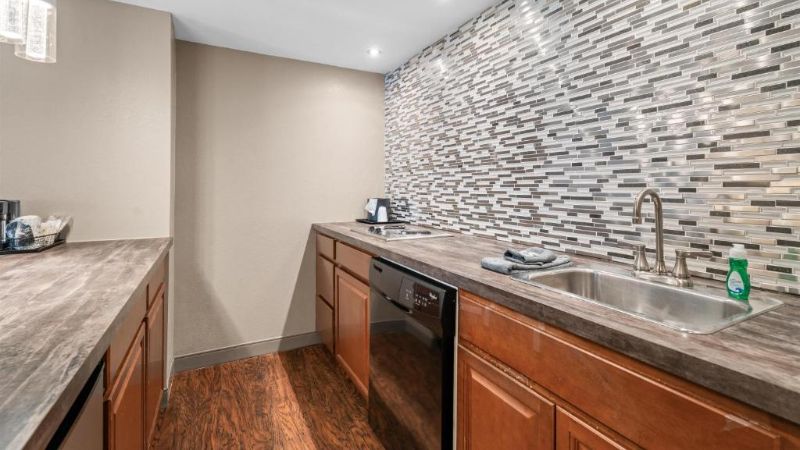 Best Western Courtview Hotel, room with private jacuzzi, photo 4