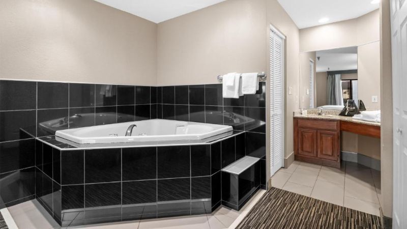 Best Western Courtview Hotel, room with private jacuzzi, photo 2