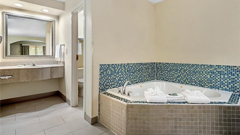 Best Western Inn & Suites - Monroe, room with private jacuzzi, photo 1