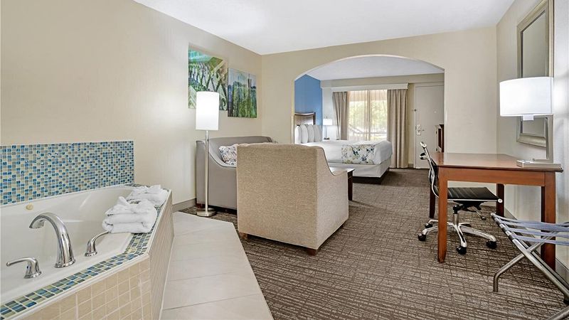 Best Western Inn & Suites - Monroe, room with private jacuzzi, photo 2