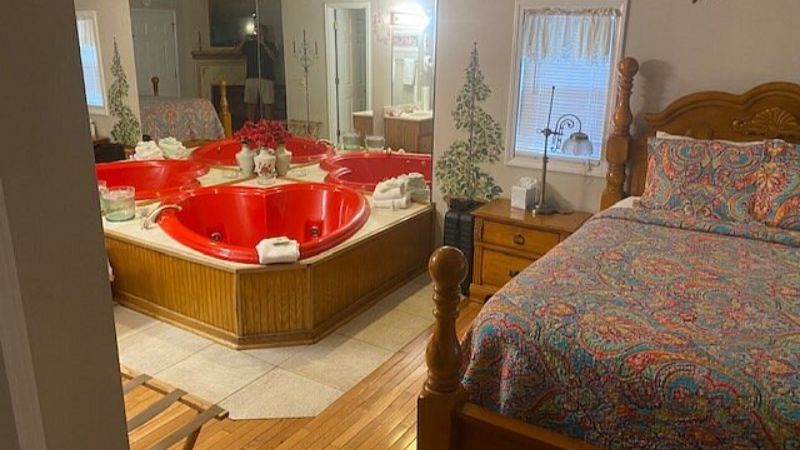 Black Forest Bed and Breakfast 2 - jacuzzi hotel room