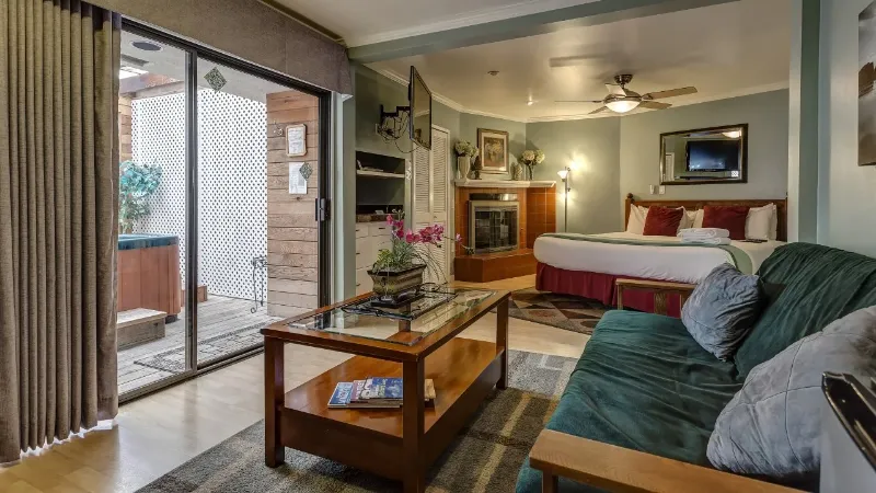 Colton Inn, room with private jacuzzi, photo 5