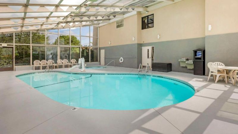 Comfort Inn South – Springfield, room with private jacuzzi, photo 6
