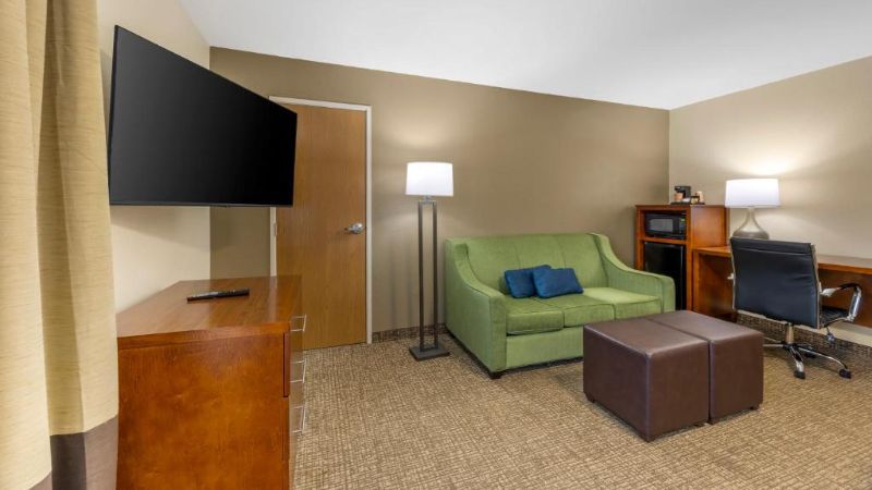 Comfort Inn South – Springfield, room with private jacuzzi, photo 3