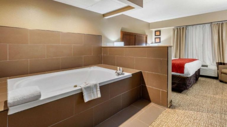 Comfort Inn & Suites Hamilton Place