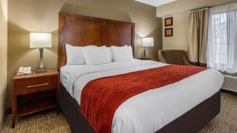 Comfort Inn & Suites Hamilton Place
