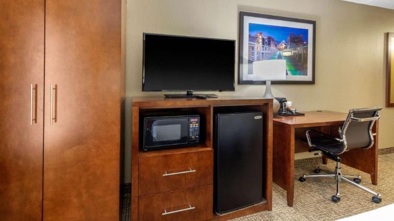 Comfort Inn & Suites Hamilton Place, room with private jacuzzi, photo 3
