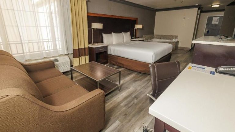 Comfort Inn & Suites Near Universal – N Hollywood – Burbank