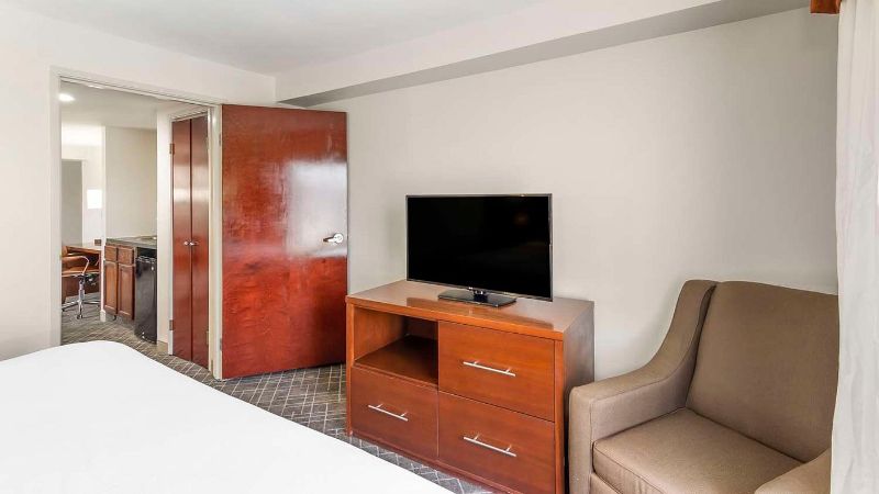 Comfort Suites Atlanta Airport, room with private jacuzzi, photo 3