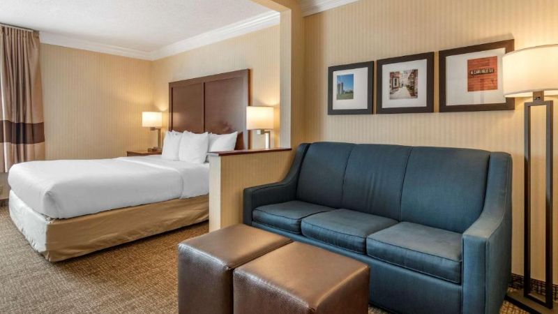 Comfort Suites Downtown Carlisle, room with private jacuzzi, photo 2