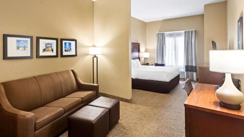 Comfort Suites Gulfport Central, room with private jacuzzi, photo 4