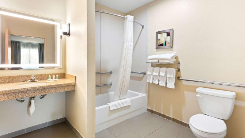 Comfort Suites Gulfport Central, room with private jacuzzi, photo 3